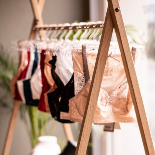 Photo d'un portant de lingerie en vitrine